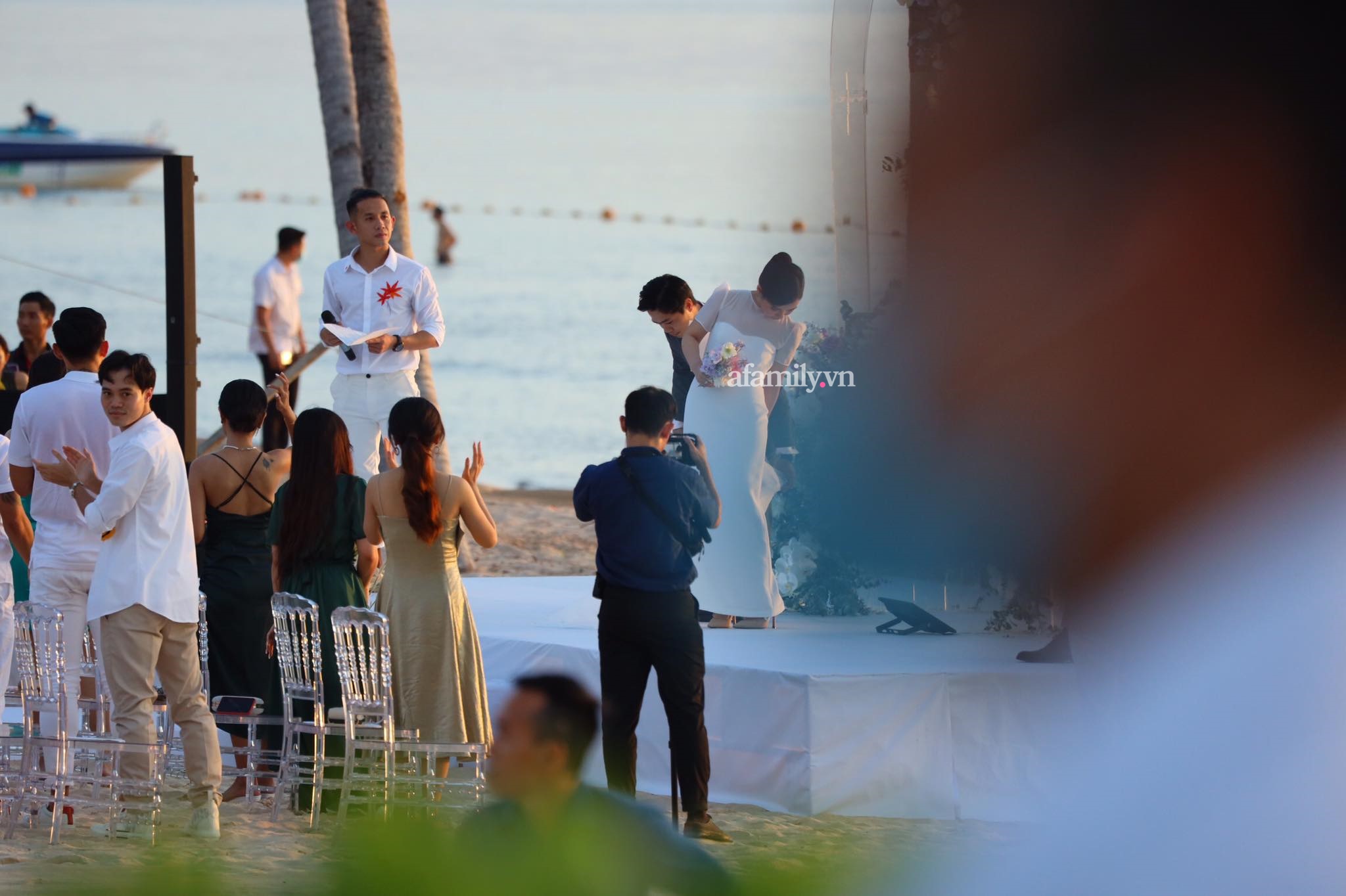 Kết thúc lễ cưới, Công Phượng không ngần ngại nắm chặt tay, khóa môi Viên Minh trước các khách mời  - Ảnh 4.