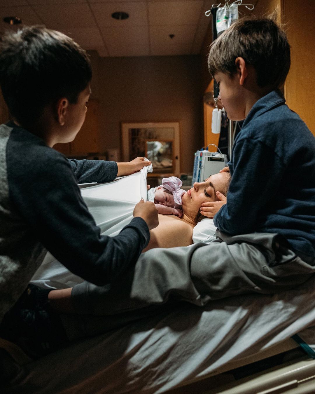 Hình ảnh cậu bé 9 tuổi giúp đỡ mẹ trong lúc mẹ sinh em đã gây xúc động mạnh cho nhiều người - Ảnh 3.