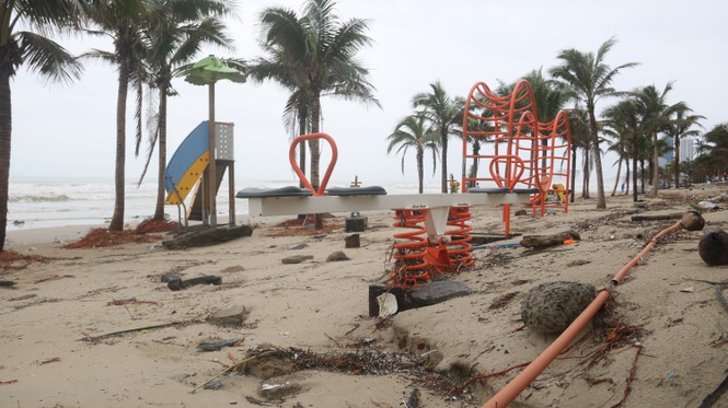 Kinh hãi với những núi rác khổng lồ trên bãi biển Đà Nẵng sau bão - Ảnh 14.
