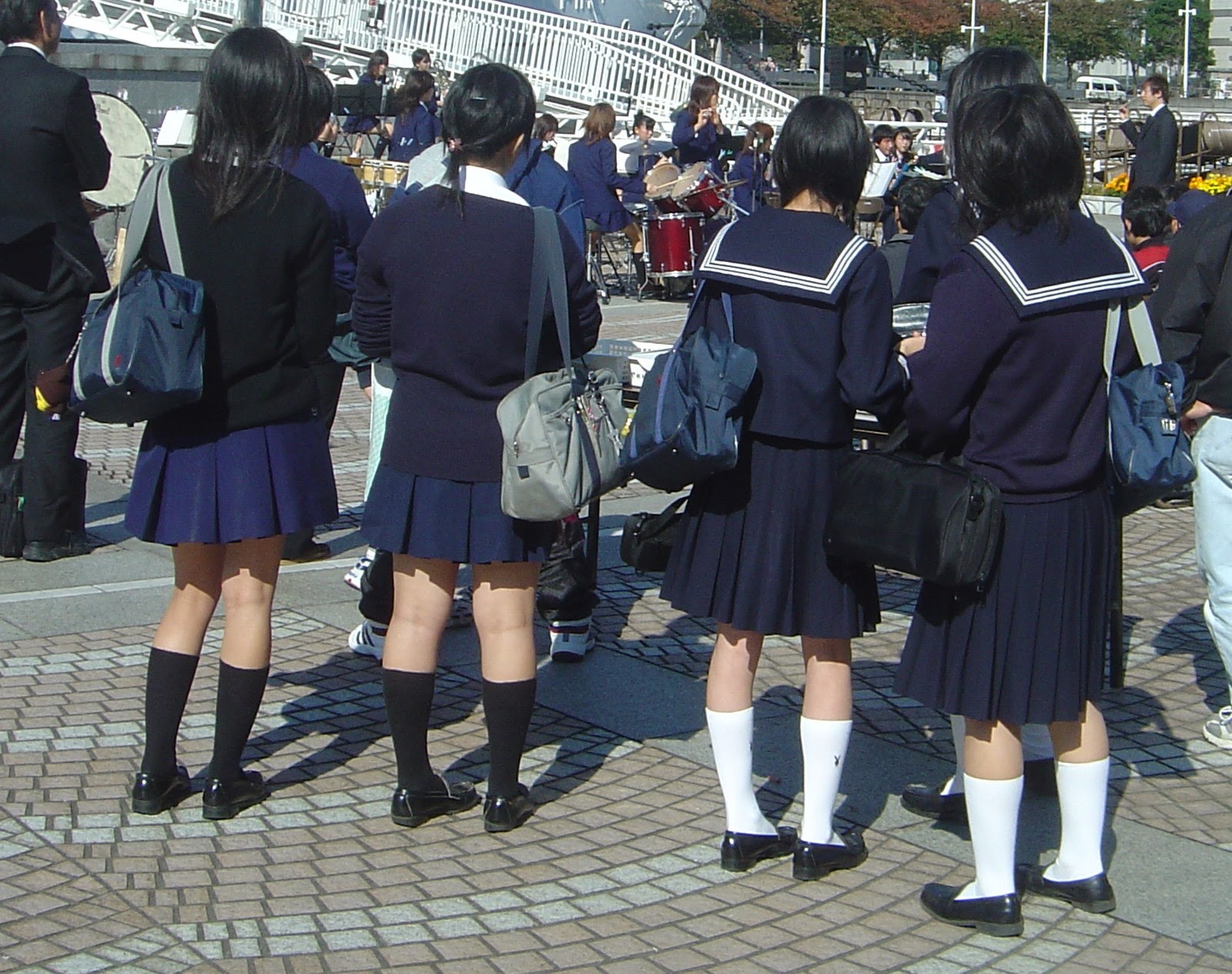 Phẫn Nộ Trường Học Ở Nhật Bắt Buộc Nữ Sinh Mặc Đồ Lót Trắng, Thậm Chí  Còn... 