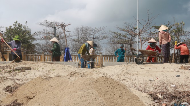 Kinh hãi với những núi rác khổng lồ trên bãi biển Đà Nẵng sau bão - Ảnh 13.