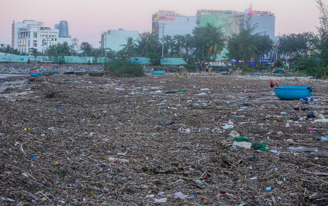 Kinh hãi với những núi rác khổng lồ trên bãi biển Đà Nẵng sau bão - Ảnh 12.
