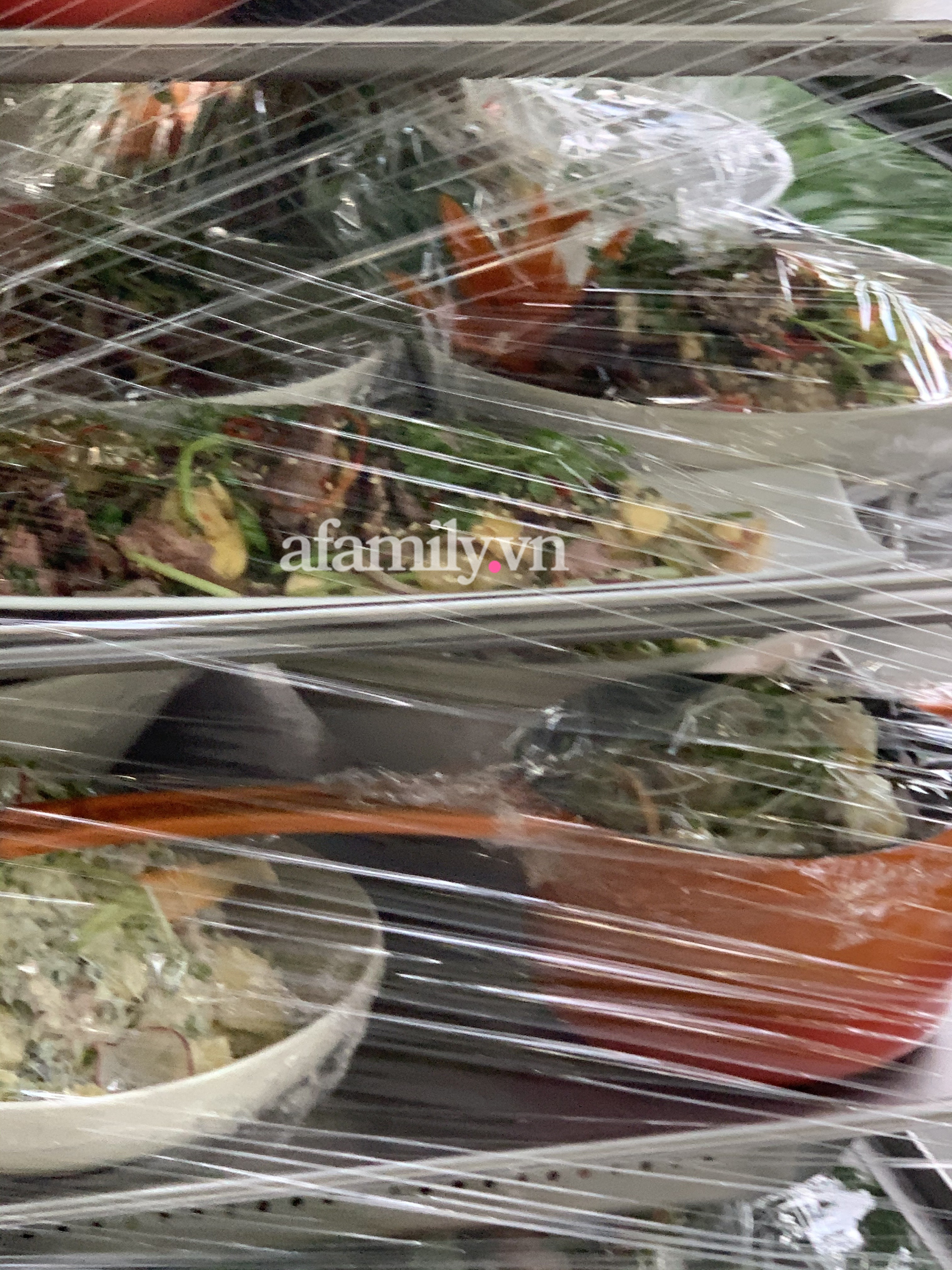 Lộ diện đồ ăn trong tiệc buffet của Công Phượng trên bãi biển Phú Quốc - Ảnh 3.