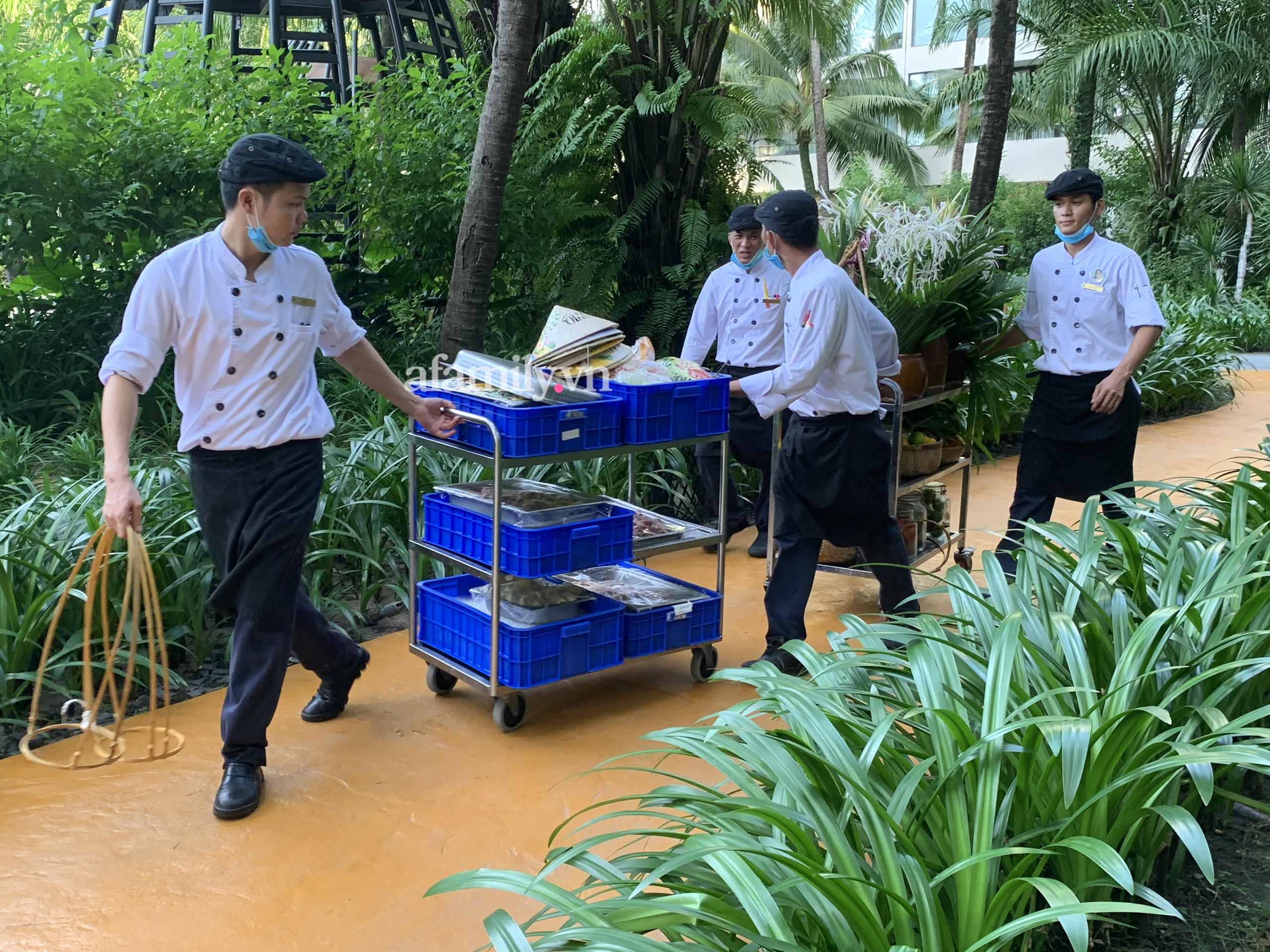 Lộ diện đồ ăn trong tiệc buffet của Công Phượng trên bãi biển Phú Quốc - Ảnh 7.