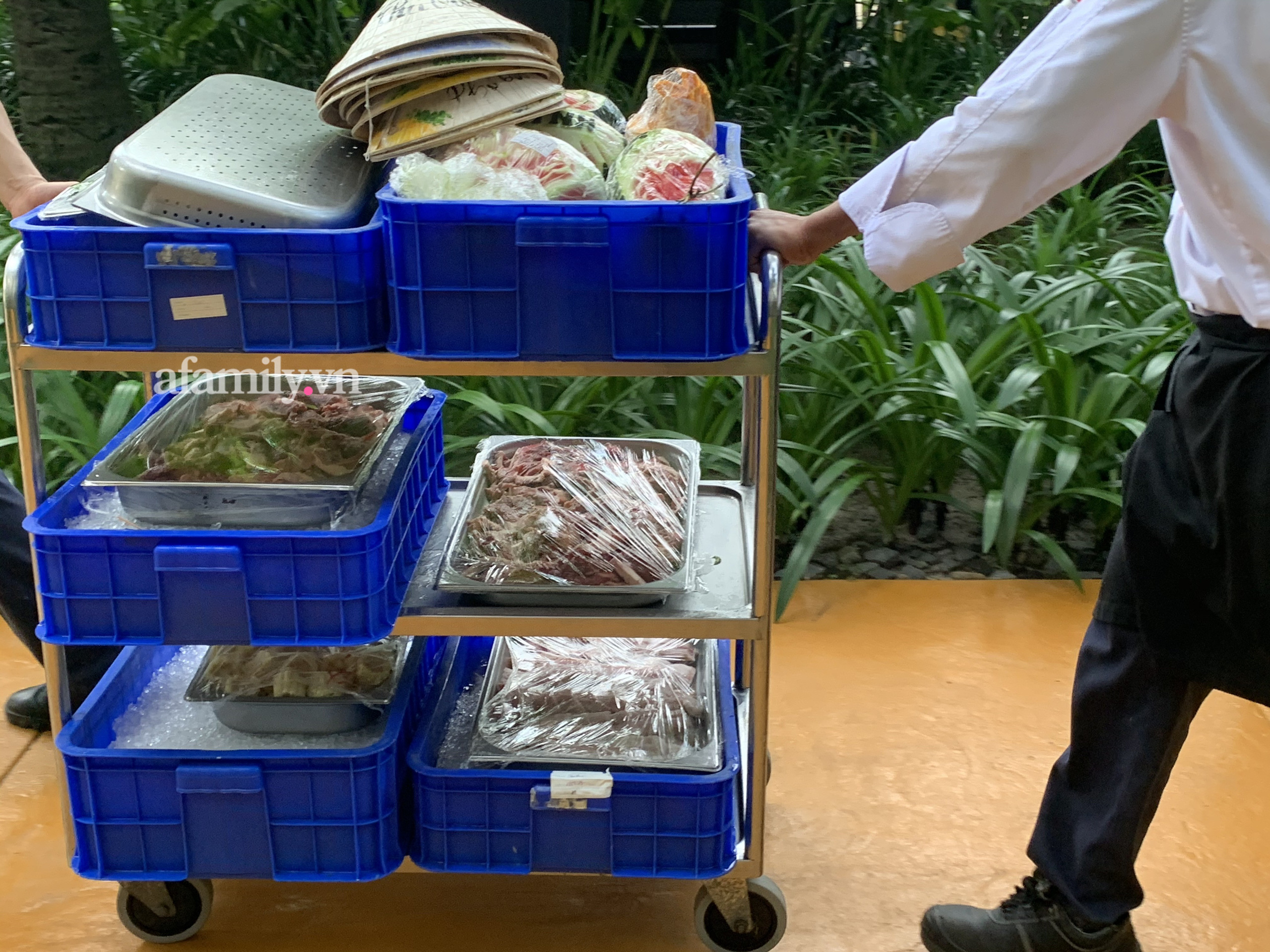 Lộ diện đồ ăn trong tiệc buffet của Công Phượng trên bãi biển Phú Quốc - Ảnh 4.