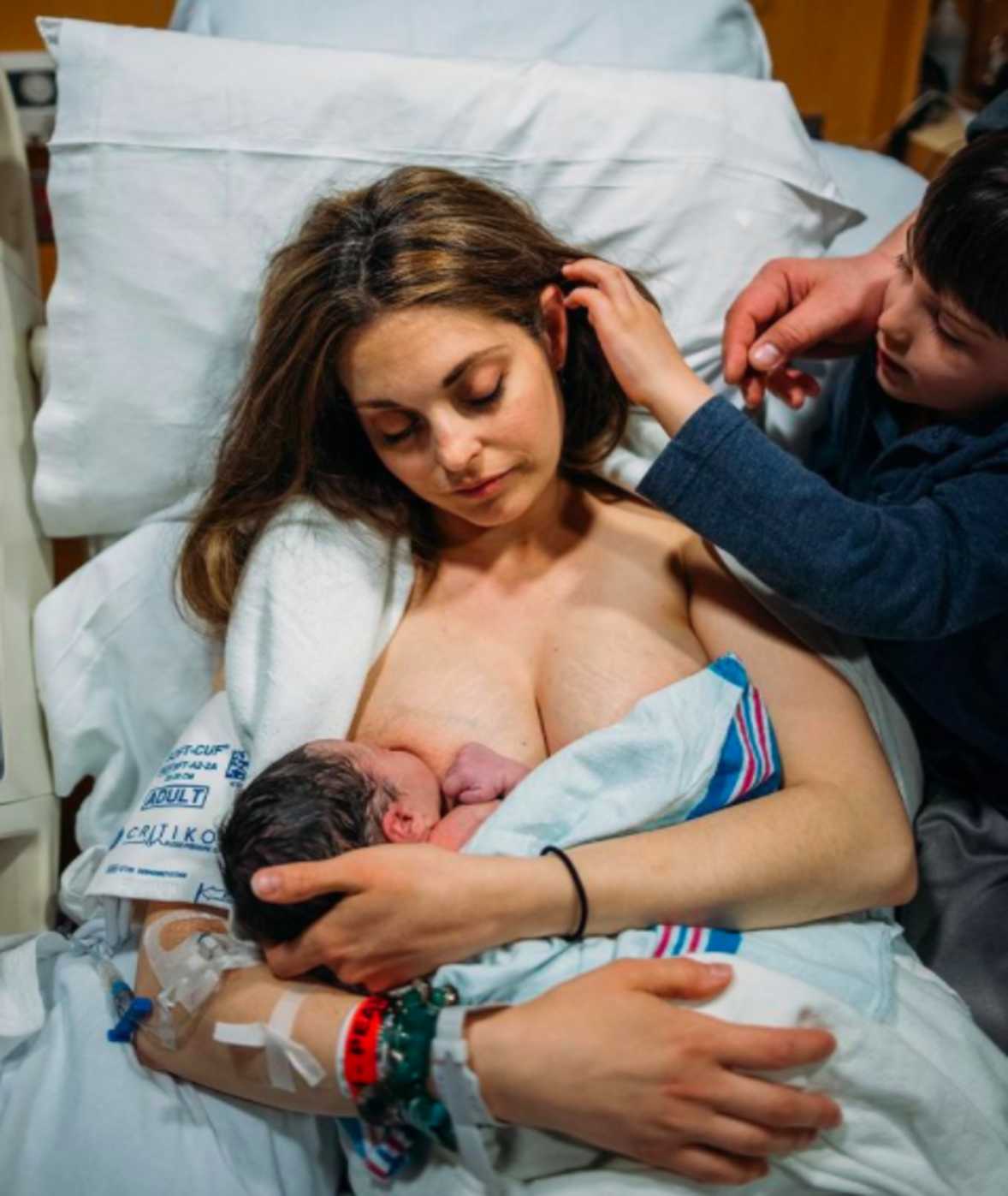 Hình ảnh con trai 9 tuổi vào phòng sinh chứng kiến và giúp đỡ mẹ trong suốt quá trình sinh thường gây xúc động mạnh - Ảnh 4.