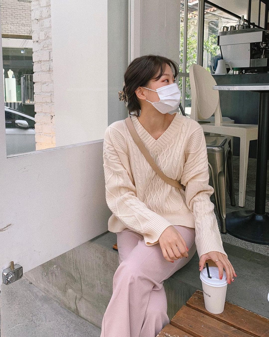 Đáng sắm nhất lúc này là áo len trắng vì có 10 cách diện trang nhã đẹp mê, nàng nào cũng áp dụng được - Ảnh 9. Đáng sắm nhất lúc này là áo len trắng vì có 10 cách diện trang nhã đẹp mê, nàng nào cũng áp dụng được - Ảnh 9.