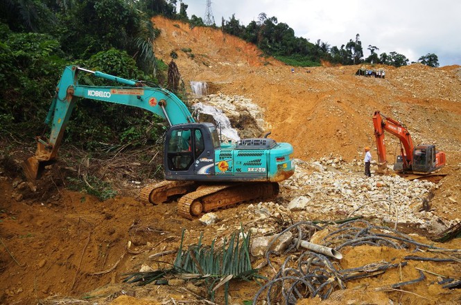 Cận cảnh những khối bê tông ‘khủng’ nghi vùi lấp nạn nhân mất tích ở Rào Trăng 3 - Ảnh 5.