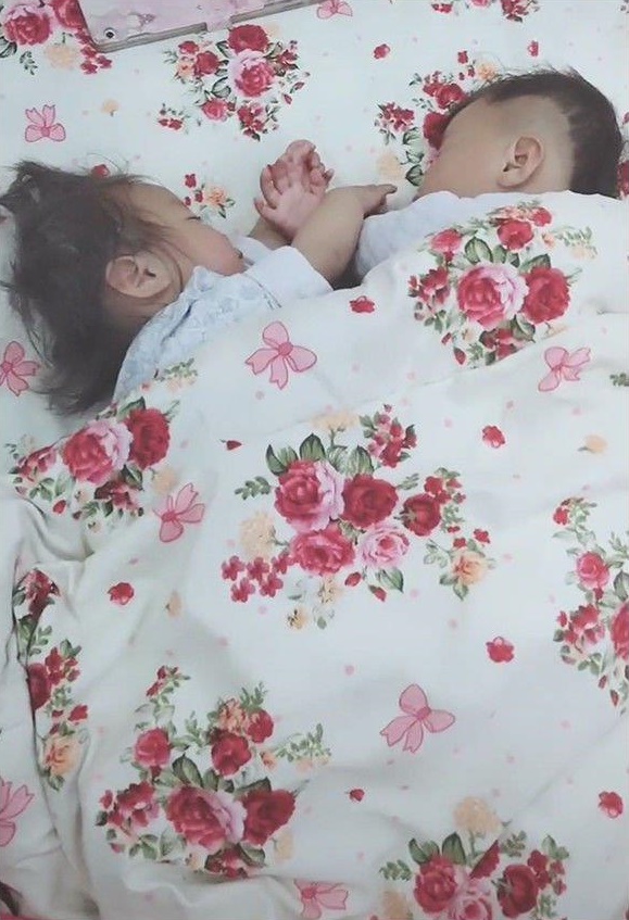 Cặp sinh đôi trai gái thường xuyên chí chóe, tranh giành nhau, đợi hai con ngủ say bà mẹ lật chăn lên thì lập tức mỉm cười hạnh phúc - Ảnh 1. Cặp sinh đôi trai gái thường xuyên chí chóe, tranh giành nhau, đợi hai con ngủ say bà mẹ lật chăn lên thì lập tức mỉm cười hạnh phúc - Ảnh 1.