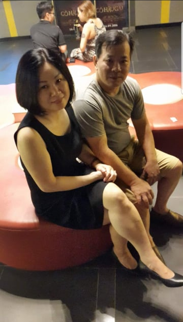 Kể chuyện bố cưng chiều mẹ, cõng mẹ khi trời mưa, 30 năm cưới nhau nhưng vẫn như vợ chồng son, cô gái bất ngờ khi gia đình mình nổi tiếng trên mạng xã hội - Ảnh 7. Kể chuyện bố cưng chiều mẹ, cõng mẹ khi trời mưa, 30 năm cưới nhau nhưng vẫn như vợ chồng son, cô gái bất ngờ khi gia đình mình nổi tiếng trên mạng xã hội - Ảnh 7.