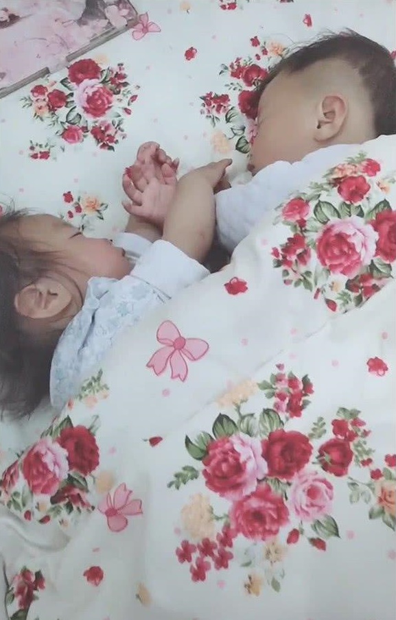 Cặp sinh đôi trai gái thường xuyên chí chóe, tranh giành nhau, đợi hai con ngủ say bà mẹ lật chăn lên thì lập tức mỉm cười hạnh phúc - Ảnh 3. Cặp sinh đôi trai gái thường xuyên chí chóe, tranh giành nhau, đợi hai con ngủ say bà mẹ lật chăn lên thì lập tức mỉm cười hạnh phúc - Ảnh 3.