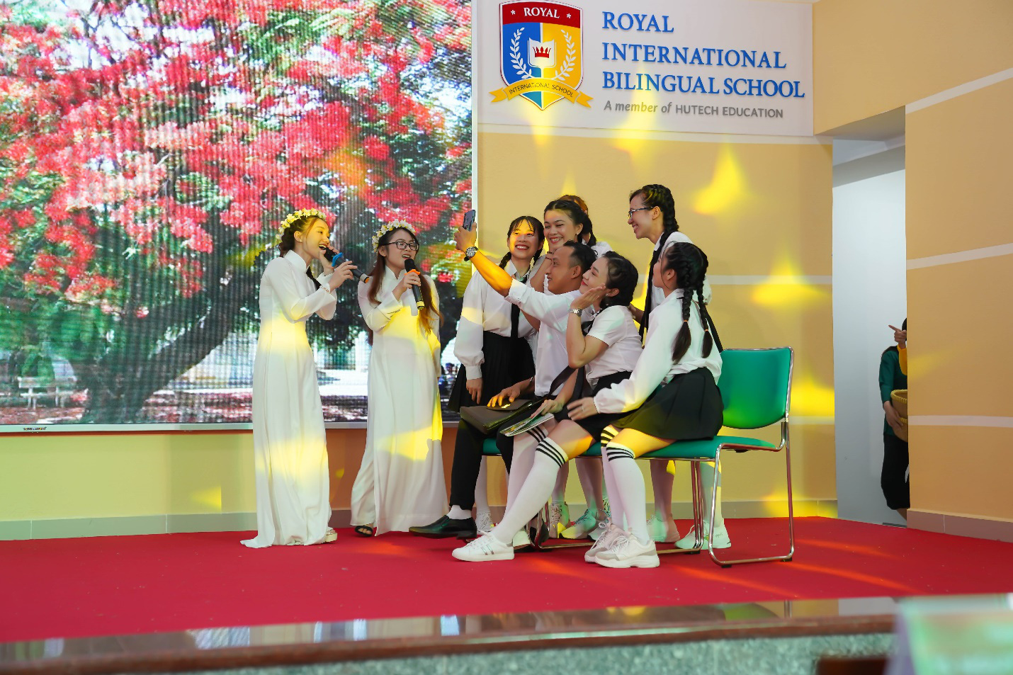 NSƯT Công Ninh, Ca sĩ Sỹ Luân bất ngờ trước tài năng của giáo viên trường Royal School - Ảnh 1.