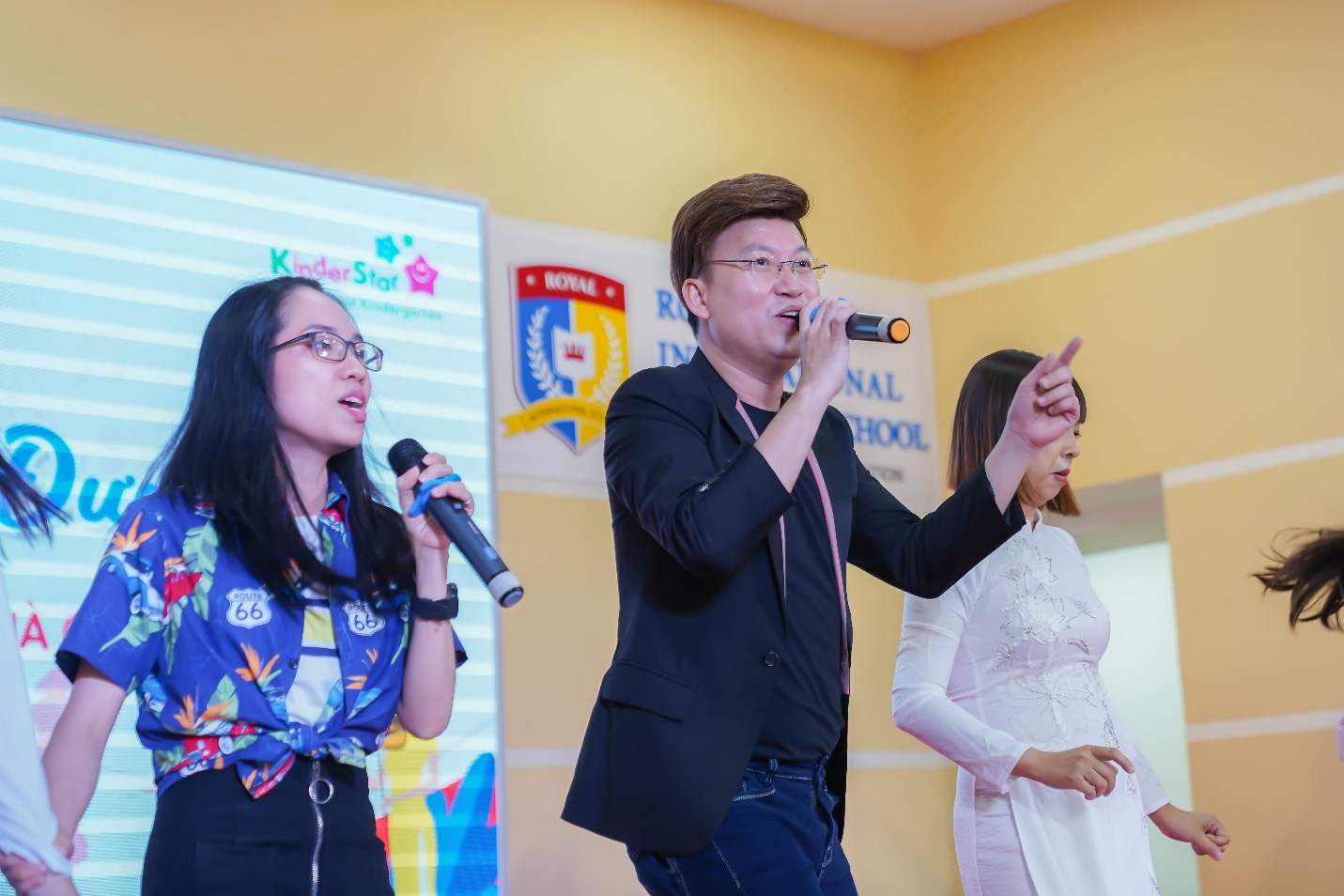 NSƯT Công Ninh, Ca sĩ Sỹ Luân bất ngờ trước tài năng của giáo viên trường Royal School - Ảnh 3.