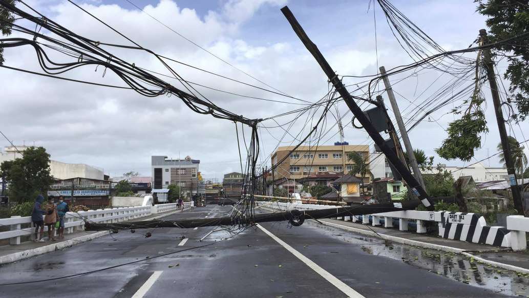 Bị chỉ trích vì “ngồi ở nhà”, tổng thống Philippines đáp máy bay tới vùng bão - Ảnh 2.