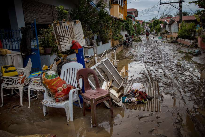 Bị chỉ trích vì “ngồi ở nhà”, tổng thống Philippines đáp máy bay tới vùng bão - Ảnh 5.