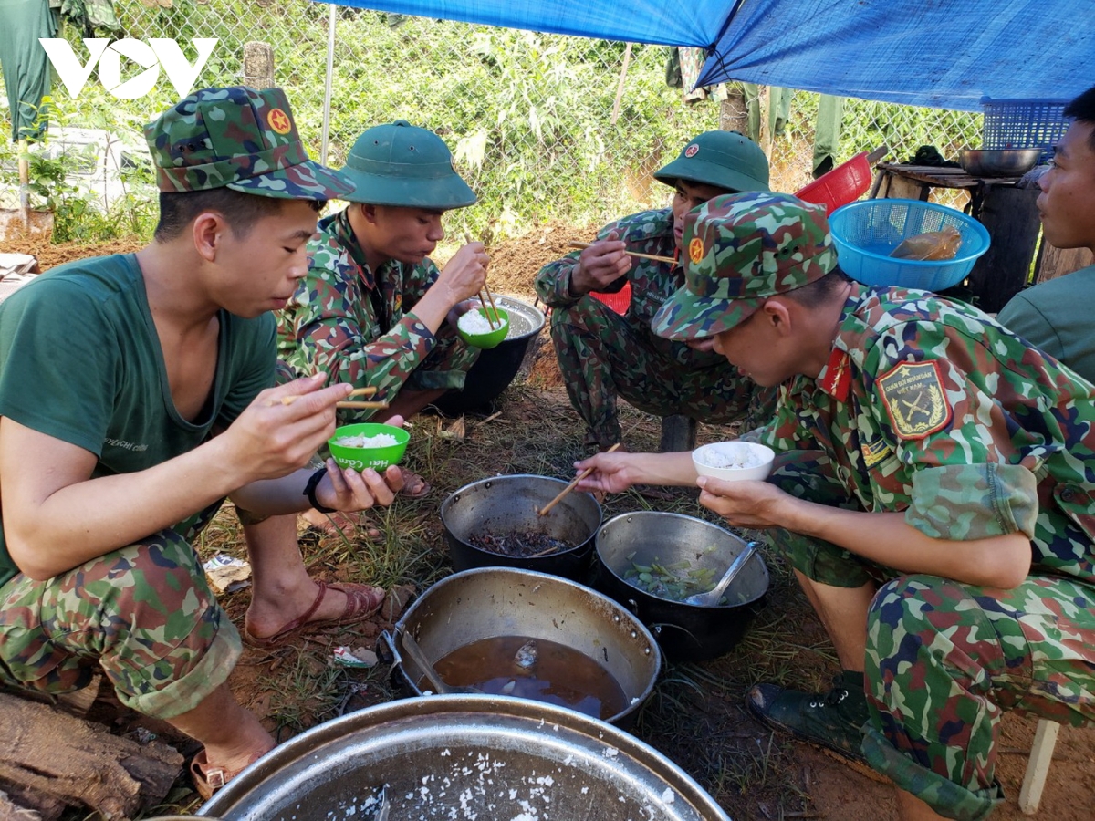 Nhường nhà, chia lương thực cho các chiến sĩ làm nhiệm vụ tại Trà Leng - Ảnh 4.