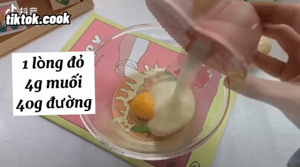 Nghiện ăn xốt dầu trứng ở bánh bông lan trứng muối, hóa ra cách làm cực dễ và nhanh - Ảnh 1.