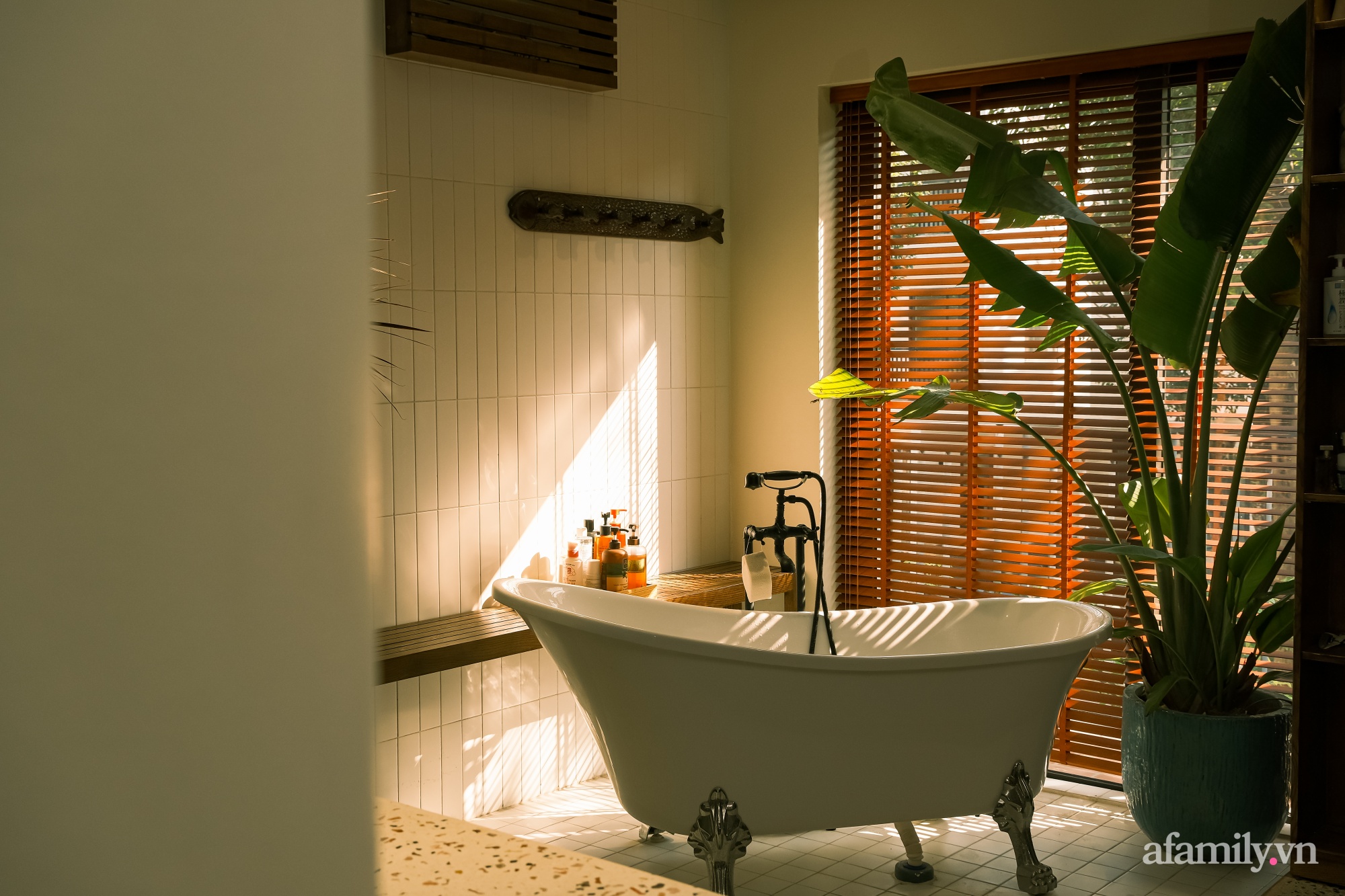 Phòng tắm kết hợp nơi thay đồ đẹp bình yên với sắc màu bản địa có chi phí 200 triệu đồng ở ngoại thành Hà Nội - Ảnh 2.