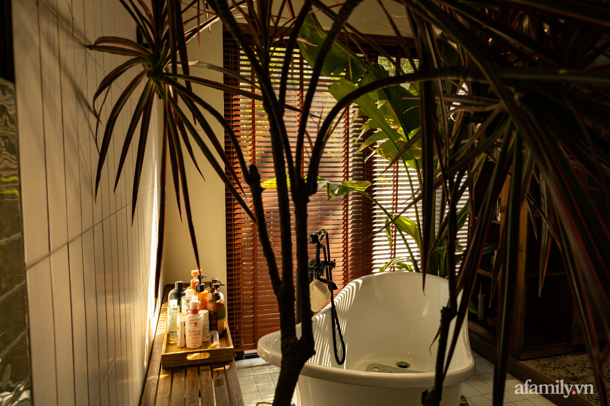 Phòng tắm kết hợp nơi thay đồ đẹp bình yên với sắc màu bản địa có chi phí 200 triệu đồng ở ngoại thành Hà Nội - Ảnh 7.