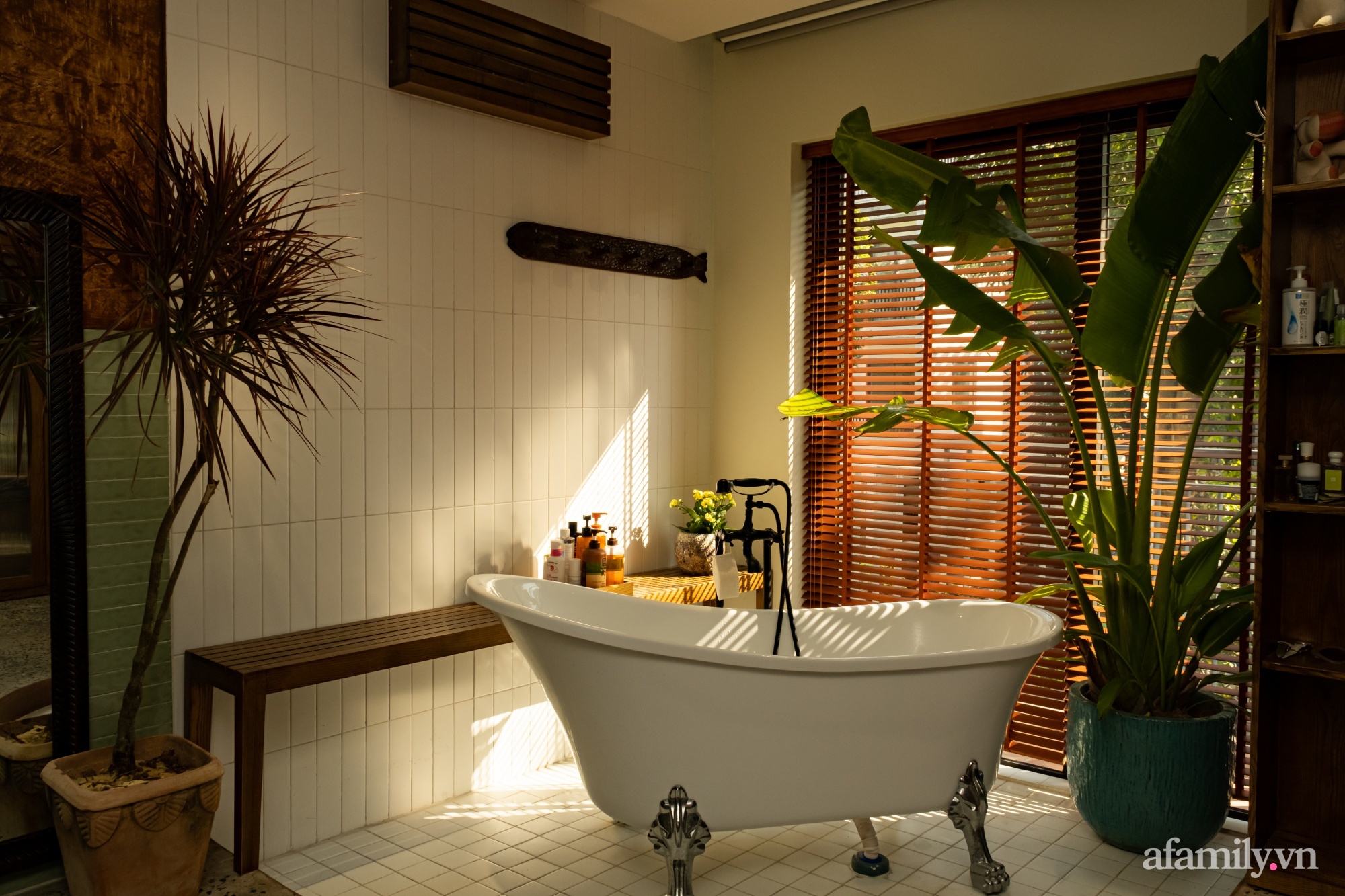 Phòng tắm kết hợp nơi thay đồ đẹp bình yên với sắc màu bản địa có chi phí 200 triệu đồng ở ngoại thành Hà Nội - Ảnh 3.