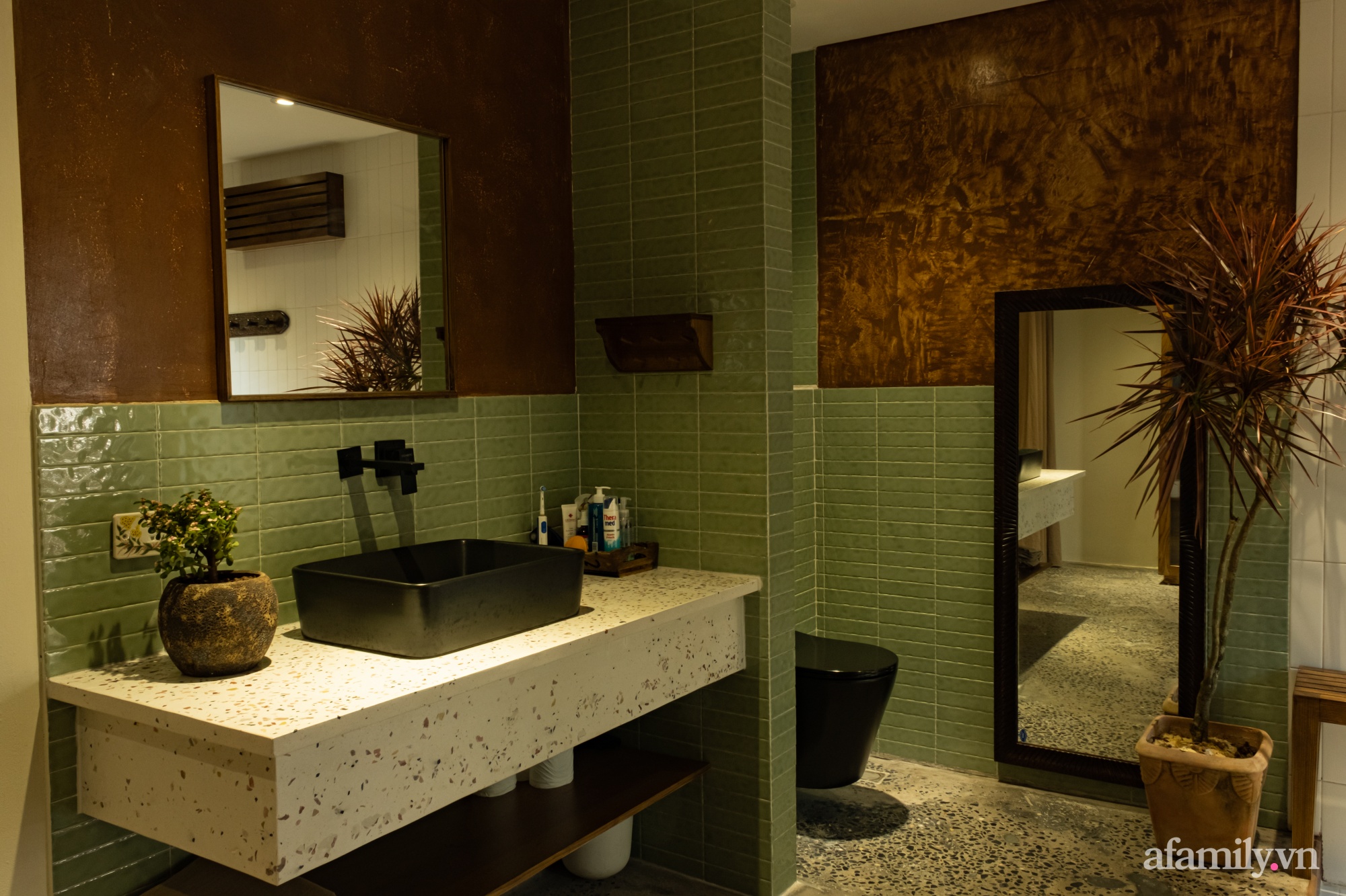 Phòng tắm kết hợp nơi thay đồ đẹp bình yên với sắc màu bản địa có chi phí 200 triệu đồng ở ngoại thành Hà Nội - Ảnh 5.