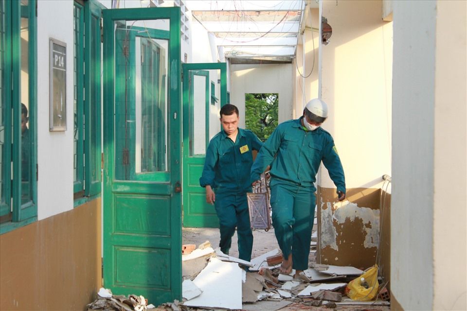 TP.HCM: Chuyển toàn bộ HS một trường THPT sang nơi khác học sau sự cố giông lốc - Ảnh 2. TP.HCM: Chuyển toàn bộ HS một trường THPT sang nơi khác học sau sự cố giông lốc - Ảnh 2.