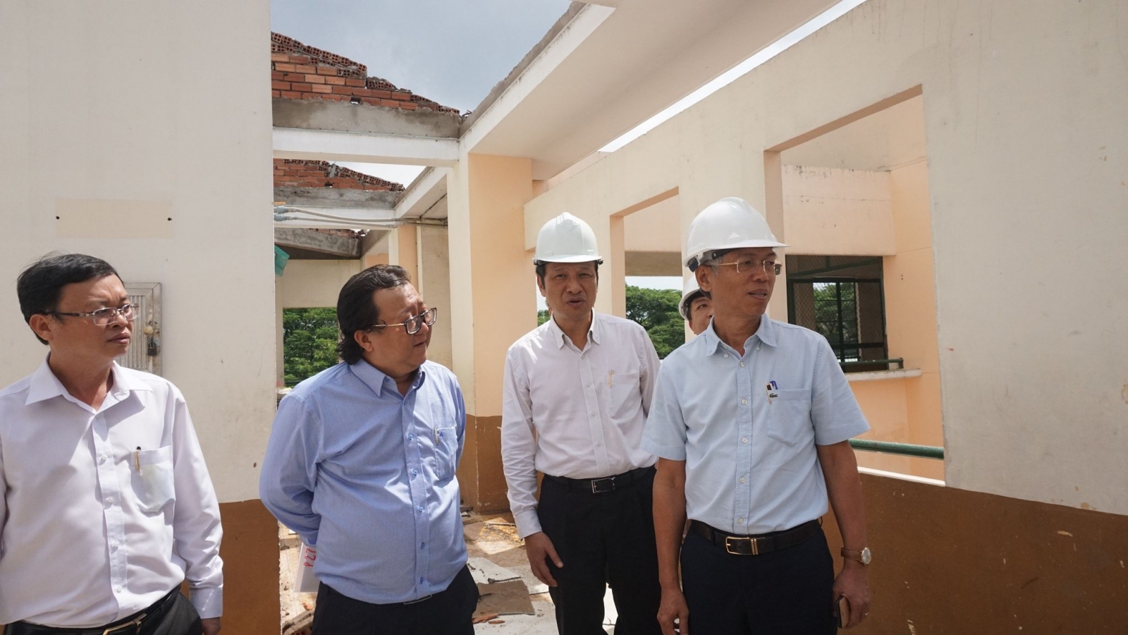 TP.HCM: Chuyển toàn bộ HS một trường THPT sang nơi khác học sau sự cố giông lốc - Ảnh 1. TP.HCM: Chuyển toàn bộ HS một trường THPT sang nơi khác học sau sự cố giông lốc - Ảnh 1.