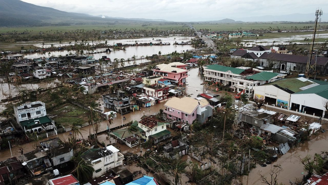 Bão Goni tha Manila, Philippines hứng tiếp cơn bão mới - Ảnh 1.