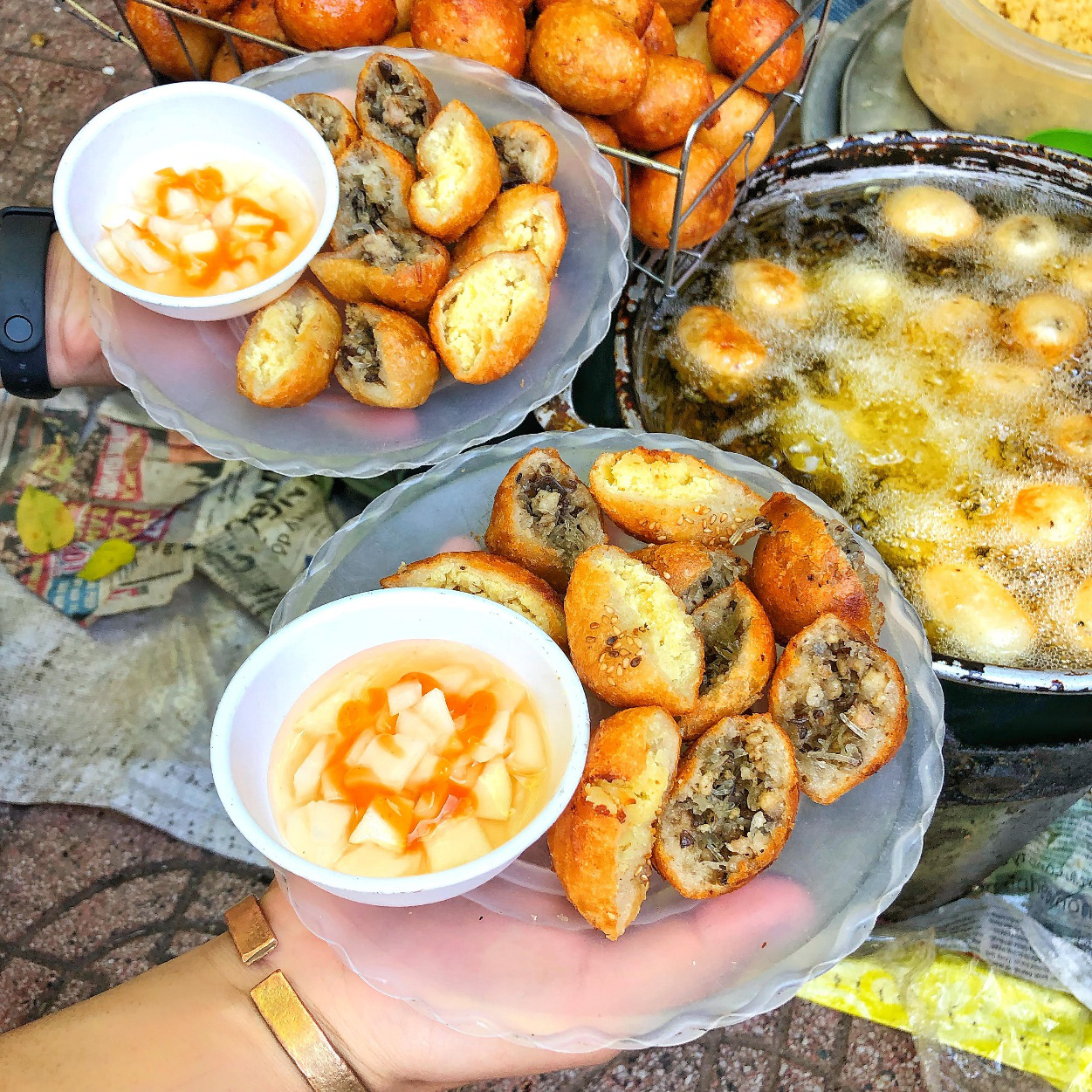 Đồ ăn vặt ở Bánh rán Hoàn nhất định phải thử dù chỉ một lần - Ảnh 2. Đồ ăn vặt ở Bánh rán Hoàn nhất định phải thử dù chỉ một lần - Ảnh 2.