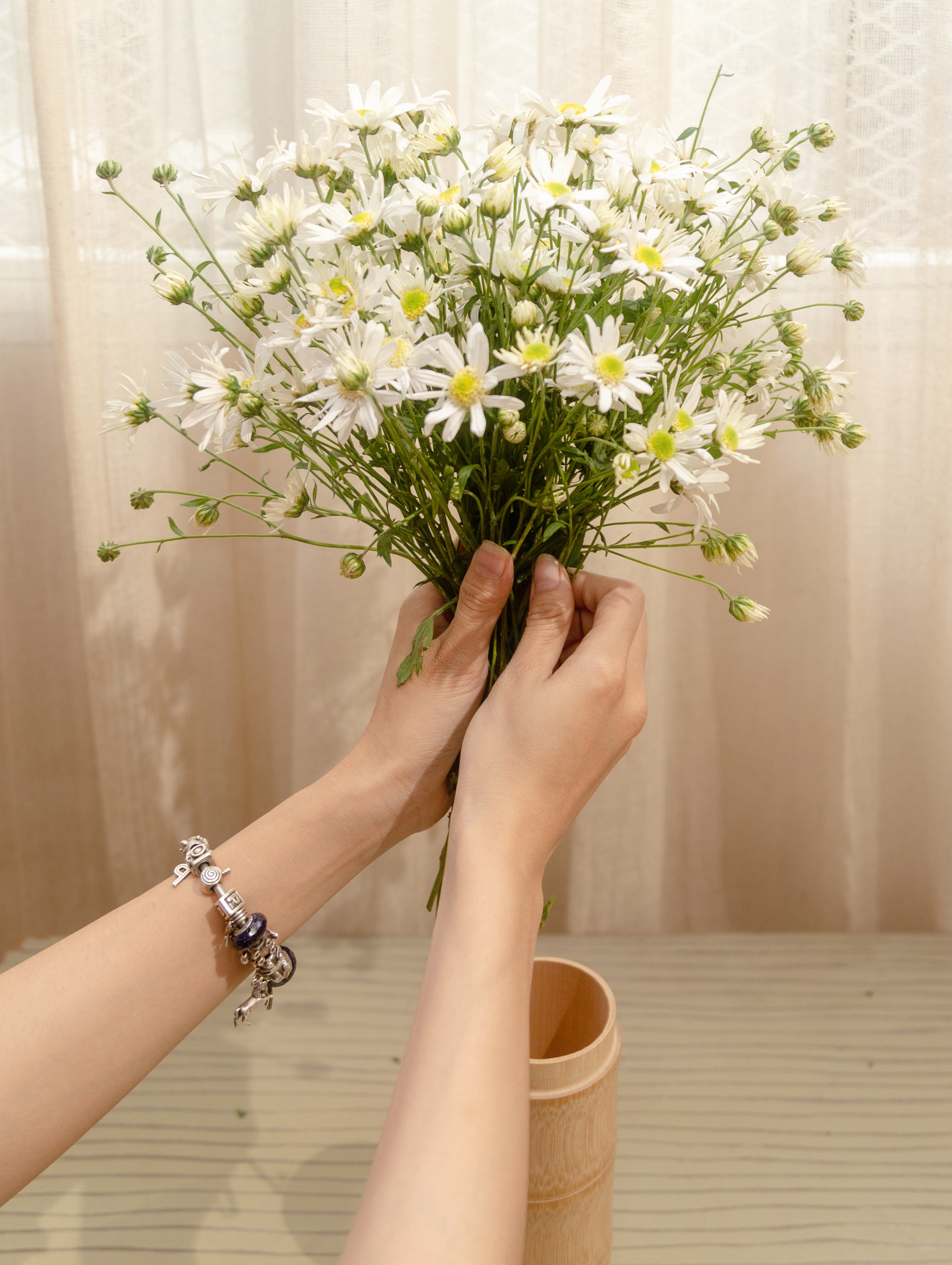 Thật đẹp và tinh tế khi cắm hoa cúc với một vài chiếc lá mỏng và một chút hoa khác. Hãy thưởng thức hình ảnh về sáng tạo và tinh tế này để có thể cải thiện không gian sống của bạn.