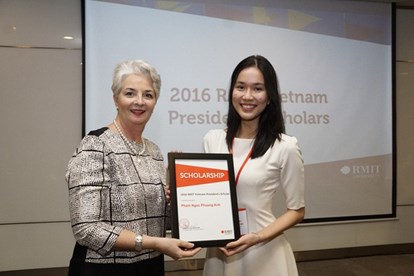 Nhan sắc xinh đẹp và học vấn "siêu khủng" của Á hậu 1 Hoa hậu Việt Nam 2020: sinh viên trường RMIT, 11 năm điểm trung bình trên 9.0 - Ảnh 2.