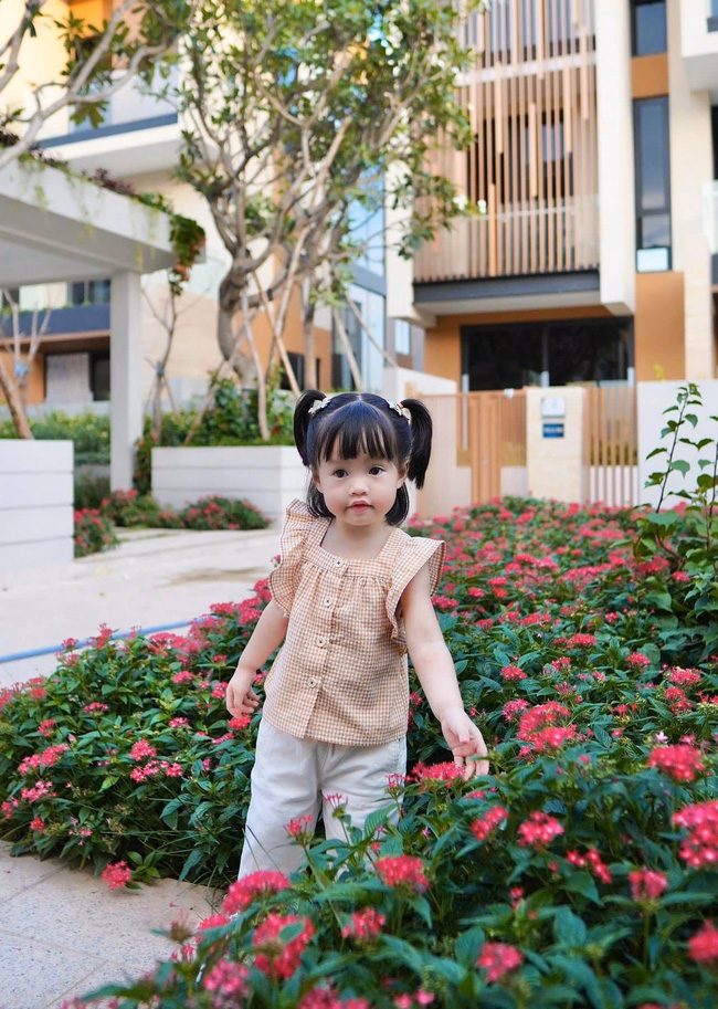 Chỉ nhìn 1 chi tiết nhỏ ở con gái Đặng Thu Thảo người hâm mộ cũng đủ biết nàng hậu có chăm con chu đáo hay không - Ảnh 3. Chỉ nhìn 1 chi tiết nhỏ ở con gái Đặng Thu Thảo người hâm mộ cũng đủ biết nàng hậu có chăm con chu đáo hay không - Ảnh 3.