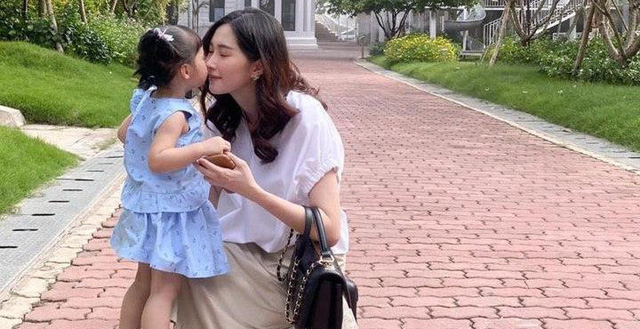 Chỉ nhìn 1 chi tiết nhỏ ở con gái Đặng Thu Thảo người hâm mộ cũng đủ biết nàng hậu có chăm con chu đáo hay không - Ảnh 9. Chỉ nhìn 1 chi tiết nhỏ ở con gái Đặng Thu Thảo người hâm mộ cũng đủ biết nàng hậu có chăm con chu đáo hay không - Ảnh 9.