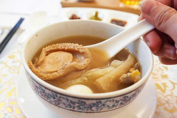 Cuối tuần sang chảnh với soup bào ngư bổ dưỡng mà cách chế biến lại vô cùng đơn giản: Ăn xong đảm bảo chị em sẽ quên hết bực dọc suốt cả tuần qua! - Ảnh 1.