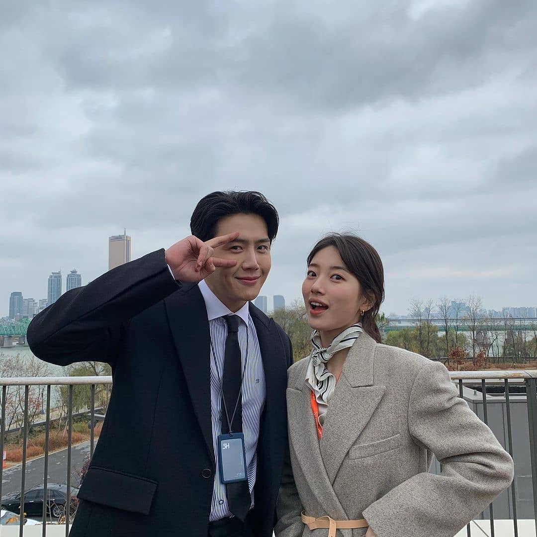 Mix & Phối - Học ngay Suzy trong Star-Up 4 cách diện áo sơ mi trẻ trung, siêu thanh lịch và còn đẹp từ Hè sang Đông - chanvaydep.net 6 Mix & Phối - Học ngay Suzy trong Star-Up 4 cách diện áo sơ mi trẻ trung, siêu thanh lịch và còn đẹp từ Hè sang Đông - chanvaydep.net 6