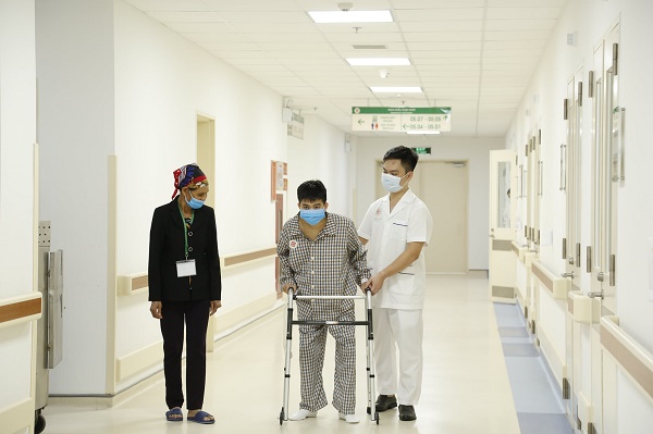 Nam thanh niên dáng đi “người cua” được thay khớp háng thành công - Ảnh 2. Nam thanh niên dáng đi “người cua” được thay khớp háng thành công - Ảnh 2.