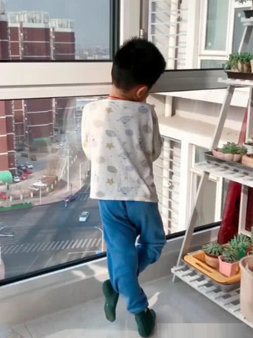 Mẹ gọi mãi con trai không chịu vào ăn cơm mà đứng ngẩn ngơ nhìn qua cửa kính, cô tò mò đến gần kiểm tra thì "câm nín" khi biết nguyên do - Ảnh 1. Mẹ gọi mãi con trai không chịu vào ăn cơm mà đứng ngẩn ngơ nhìn qua cửa kính, cô tò mò đến gần kiểm tra thì "câm nín" khi biết nguyên do - Ảnh 1.
