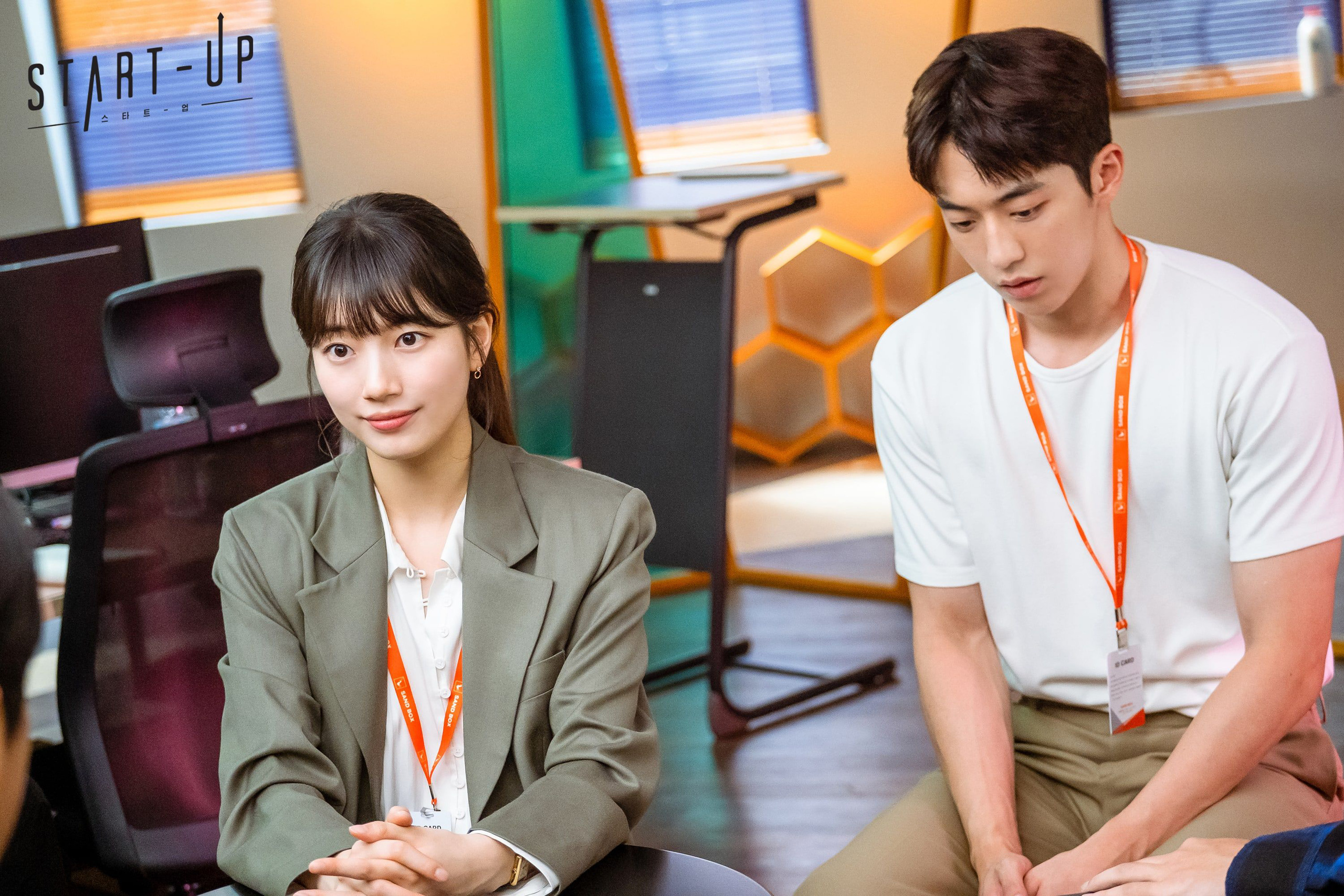 Học ngay Suzy trong Star-Up 4 cách diện áo sơ mi trẻ trung, siêu thanh lịch và còn đẹp từ Hè sang Đông - Ảnh 6. Học ngay Suzy trong Star-Up 4 cách diện áo sơ mi trẻ trung, siêu thanh lịch và còn đẹp từ Hè sang Đông - Ảnh 6.