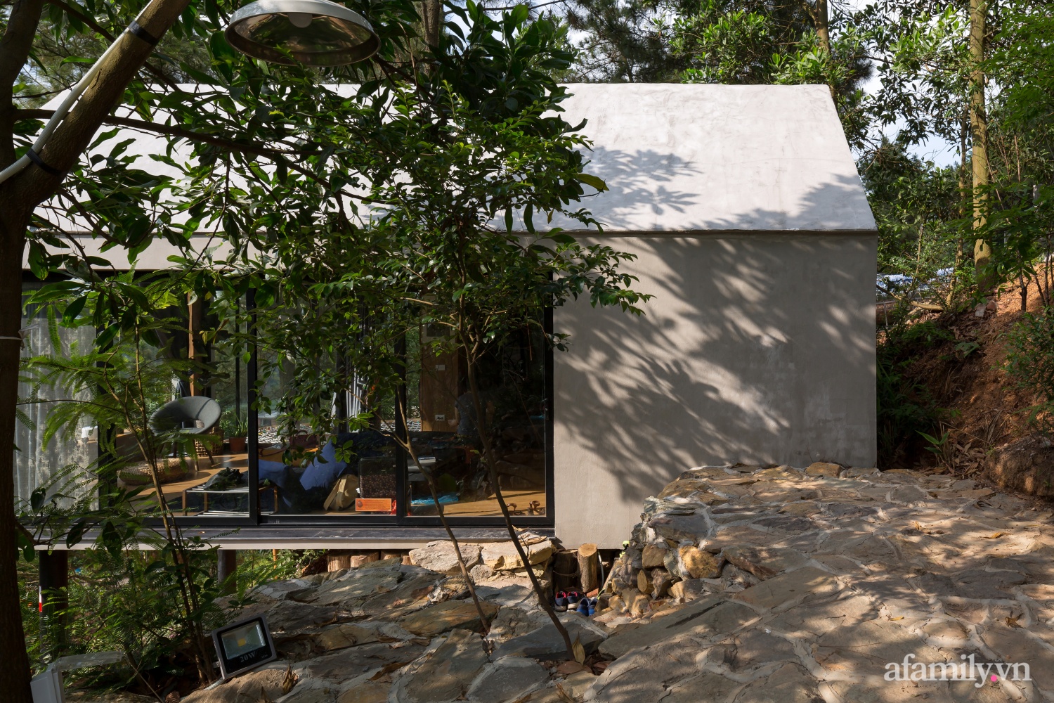 Ngôi nhà nhỏ 40m² chênh vênh trên núi &quot;tắm&quot; trọn ánh nắng và bóng cây ở ngoại ô Hà Nội - Ảnh 3.
