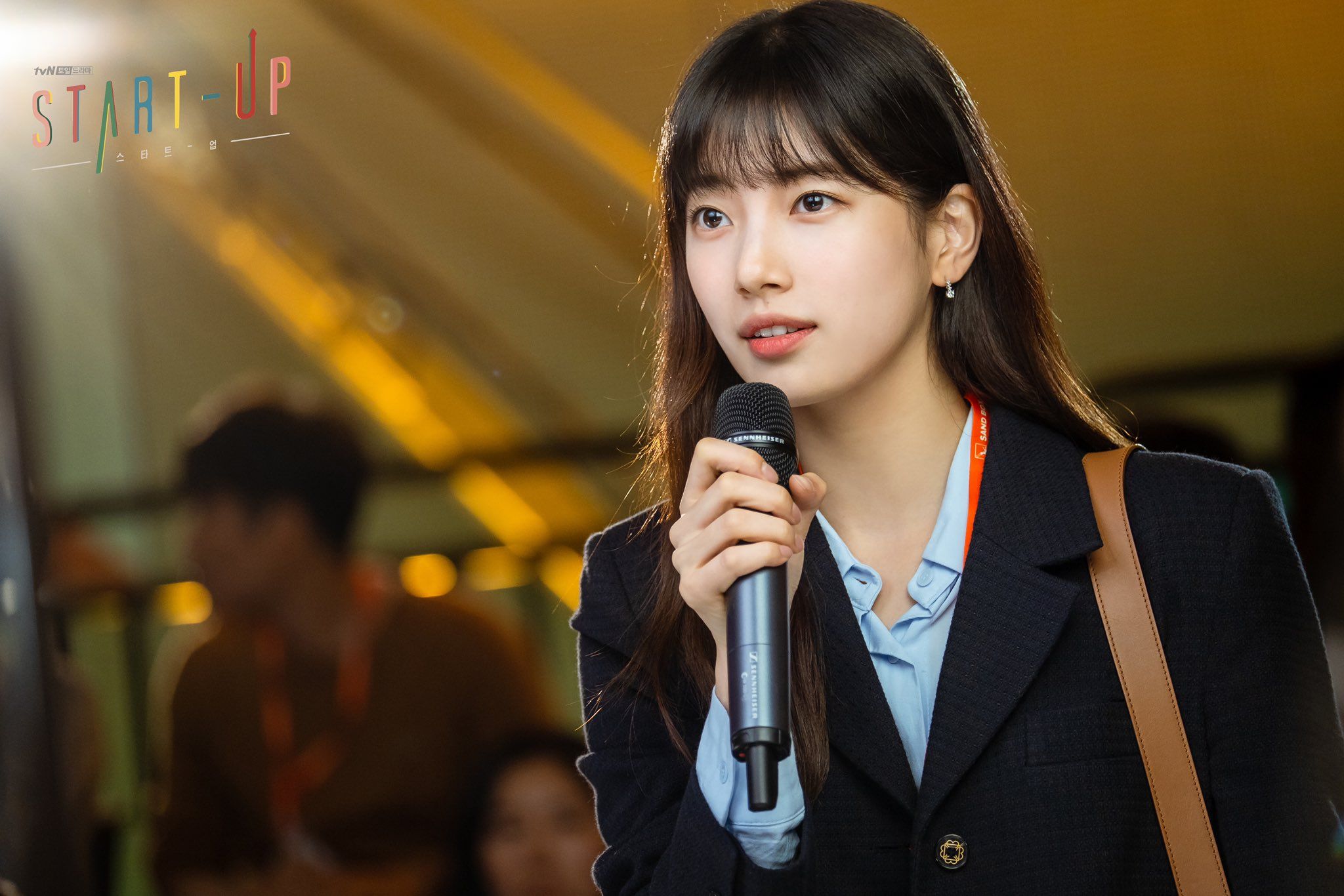 Học ngay Suzy trong Star-Up 4 cách diện áo sơ mi trẻ trung, siêu thanh lịch và còn đẹp từ Hè sang Đông - Ảnh 8. Học ngay Suzy trong Star-Up 4 cách diện áo sơ mi trẻ trung, siêu thanh lịch và còn đẹp từ Hè sang Đông - Ảnh 8.