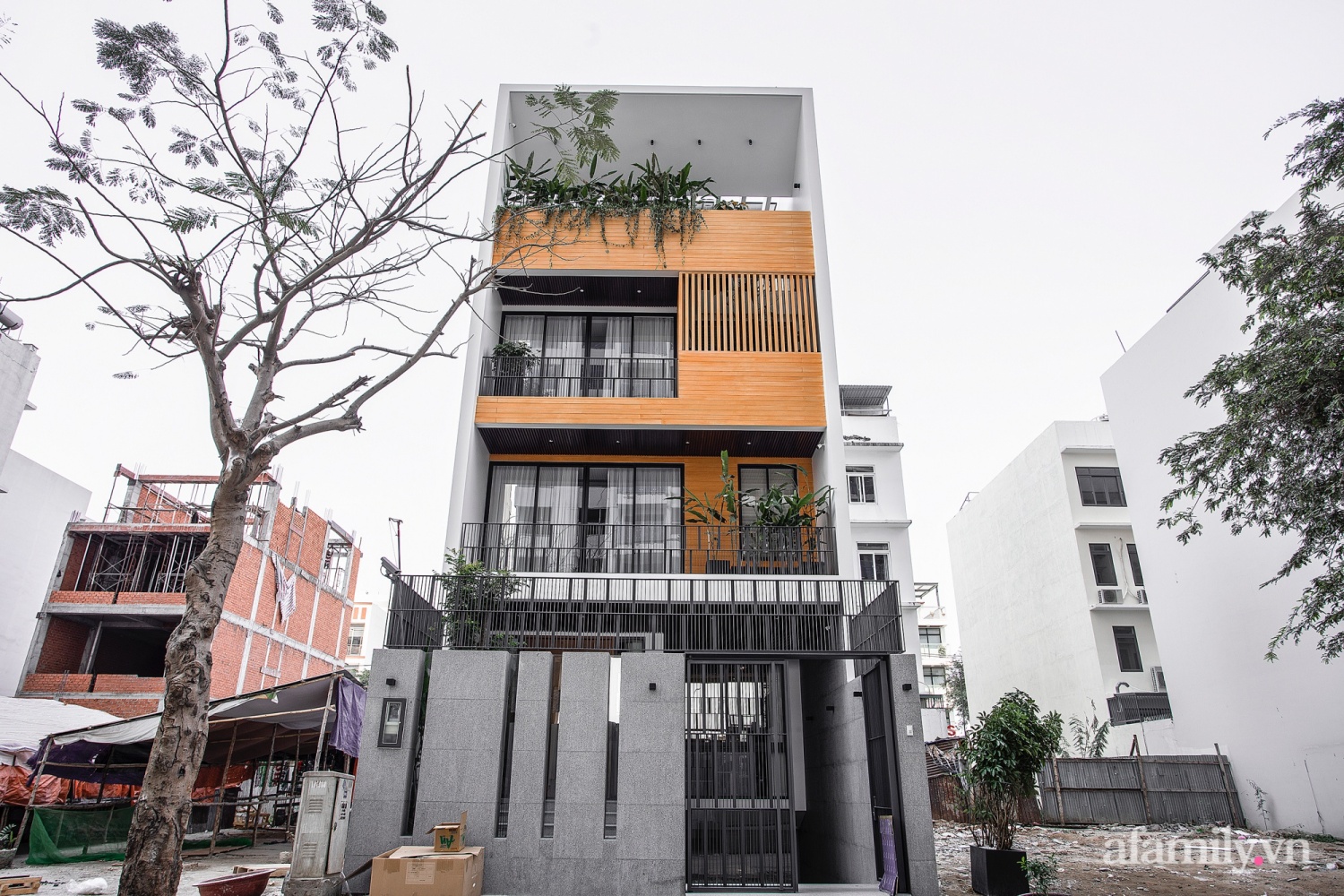 Căn nhà phố tạo ấn tượng mạnh mẽ với vẻ đẹp sang trọng từ màu của gỗ ở quận 7, Sài Gòn - Ảnh 1.