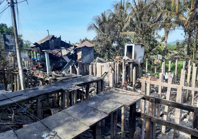 Sau tiếng nổ lớn, 7 căn nhà ở Châu Đốc bị thiêu rụi - Ảnh 1.