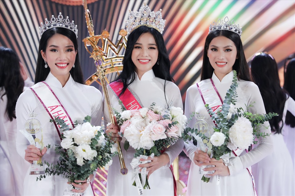 Tân HH Đỗ Thị Hà từng có dáng tròn đầy lộ cả ngấn mỡ, khuôn mặt to tròn kém sắc phải dùng tóc mái che nhược điểm - Ảnh 1. Tân HH Đỗ Thị Hà từng có dáng tròn đầy lộ cả ngấn mỡ, khuôn mặt to tròn kém sắc phải dùng tóc mái che nhược điểm - Ảnh 1.