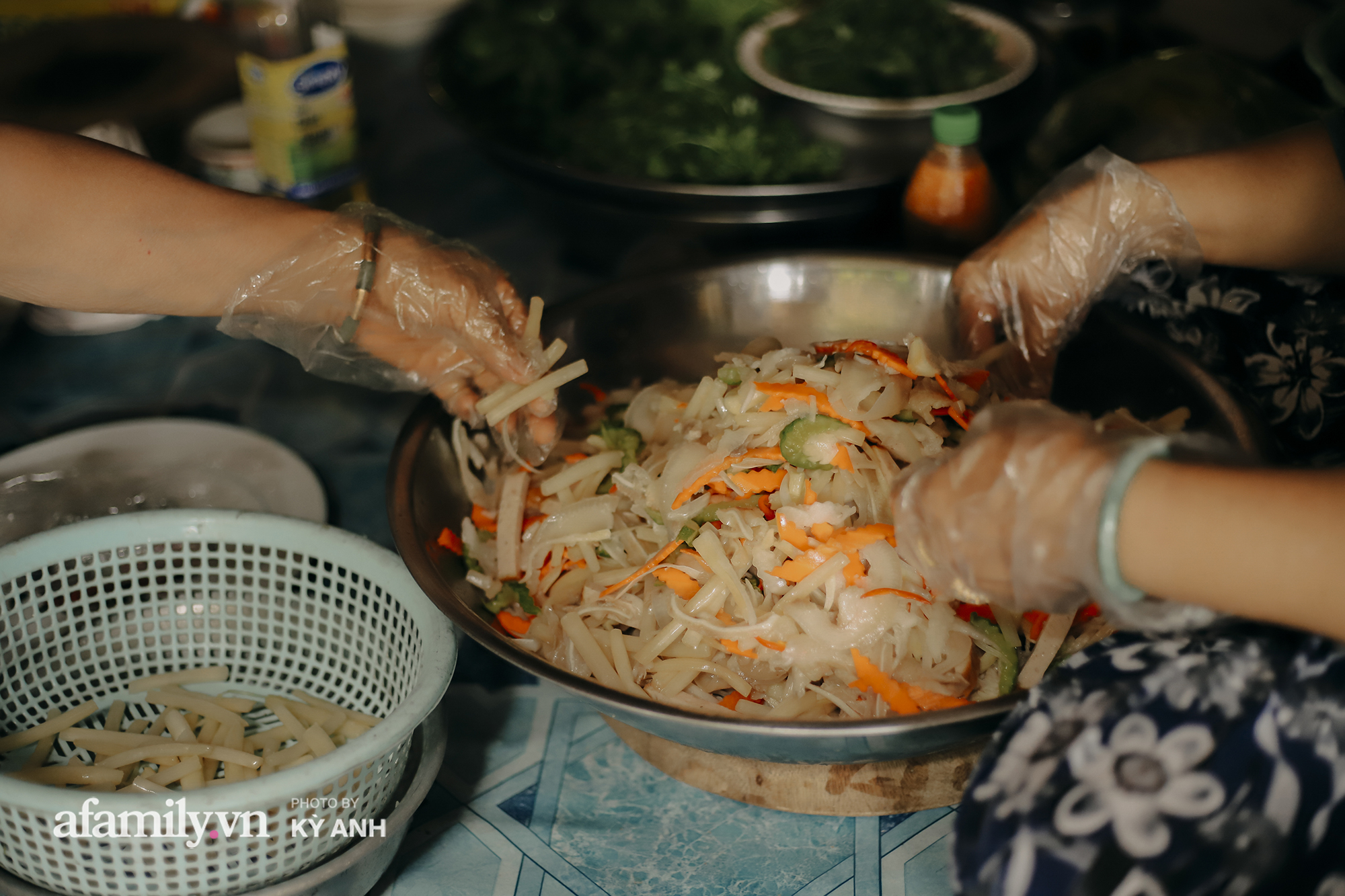 “Bữa 18 Âm này, con nhớ dìa nghe. Nhà mình làm mâm cơm cúng nội!” - Ảnh 6. “Bữa 18 Âm này, con nhớ dìa nghe. Nhà mình làm mâm cơm cúng nội!” - Ảnh 6.