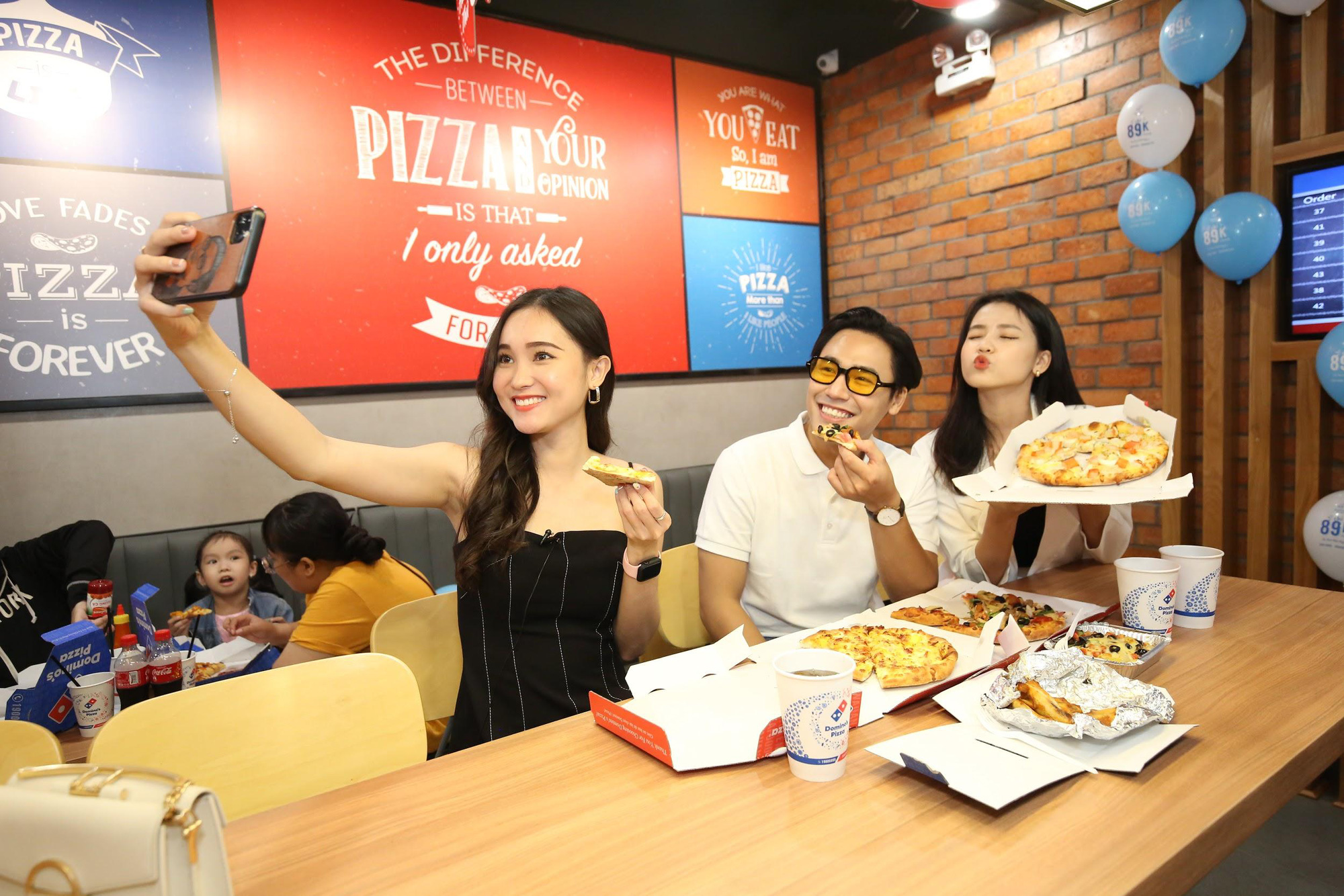 Sau chung kết rap việt, Karik trở thành “Hoàng tử pizza” khuấy động buổi khai trương cửa hàng thứ 50 - Domino’s Phạm Hồng Thái. - Ảnh 4.