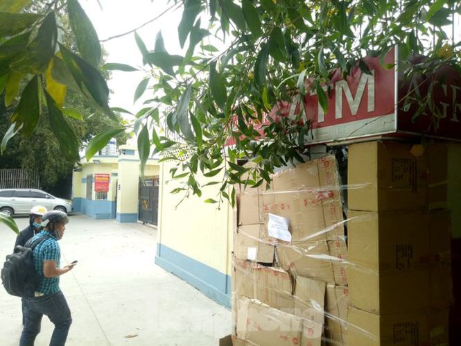 Trụ ATM gần trụ sở công an ở Bình Dương bị trộm đập phá - Ảnh 2.