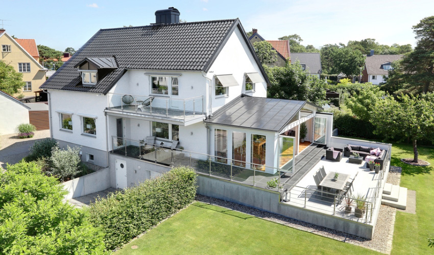 Căn nhà màu trắng mang nắng ngập tràn được thiết kế theo phong cách Bắc Âu nổi bật bên vườn cây xanh mát - Ảnh 1.