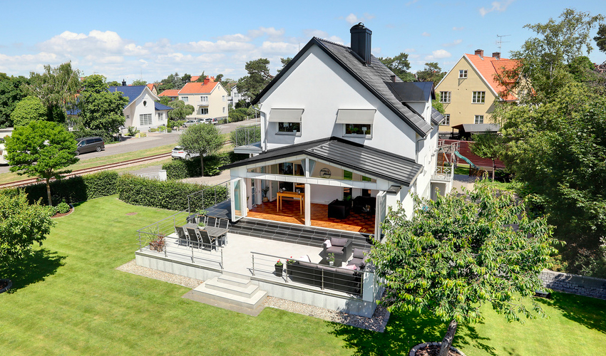 Căn nhà màu trắng mang nắng ngập tràn được thiết kế theo phong cách Bắc Âu nổi bật bên vườn cây xanh mát - Ảnh 3.