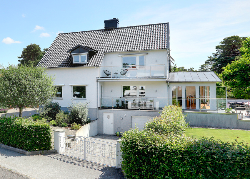 Căn nhà màu trắng mang nắng ngập tràn được thiết kế theo phong cách Bắc Âu nổi bật bên vườn cây xanh mát - Ảnh 2.