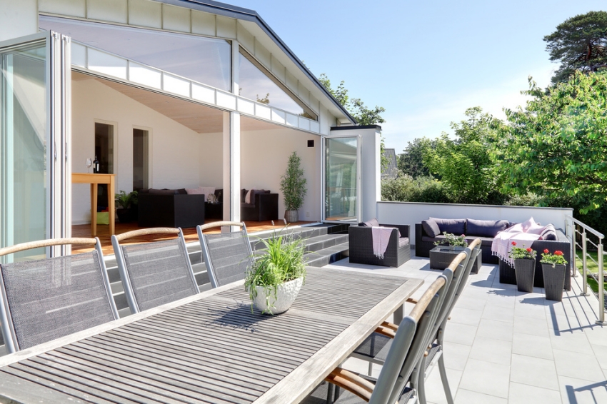 Căn nhà màu trắng mang nắng ngập tràn được thiết kế theo phong cách Bắc Âu nổi bật bên vườn cây xanh mát - Ảnh 4.